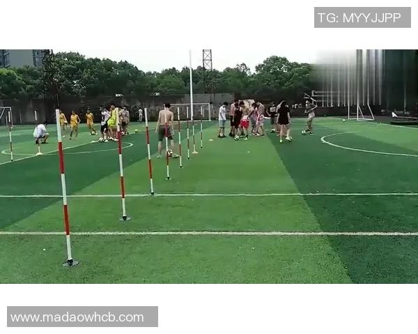 掌握足球绕杆技巧的详细视频教程助你提升球技和比赛表现